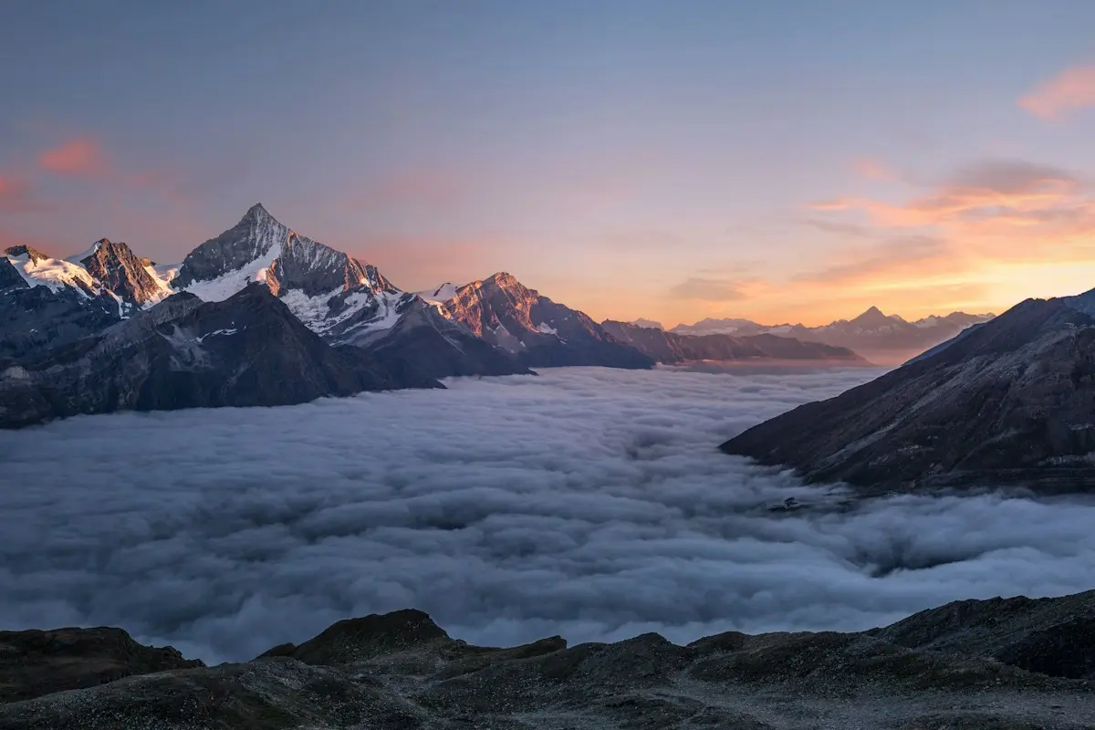 Weite Berglandschaft über den Wolken